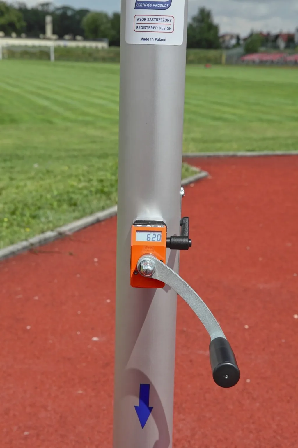 Aluminium anodized pole upright with an orange electronic counter displaying 620, a curved crank handle and a blue arrow sticker on a red track.