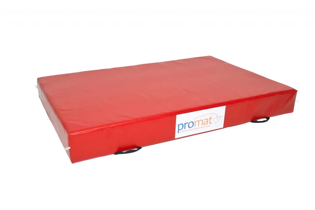 Crash mat with flame-retardant heavy-duty nylon-reinforced PVC zipped cover, shock-absorbing PU foam core, side handles, anti-slip base panels, label "promat".