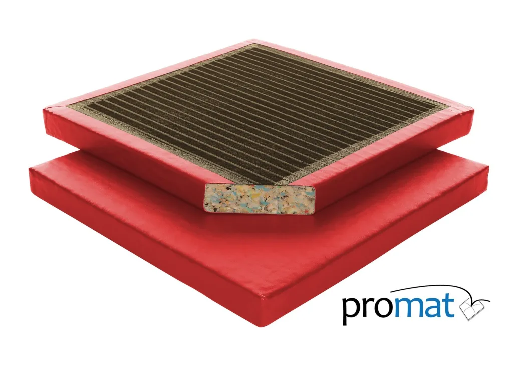 Red agility mat with leather-effect PVC cover showing a cutaway of recycled chipfoam core and latex anti-slip base, text promat.