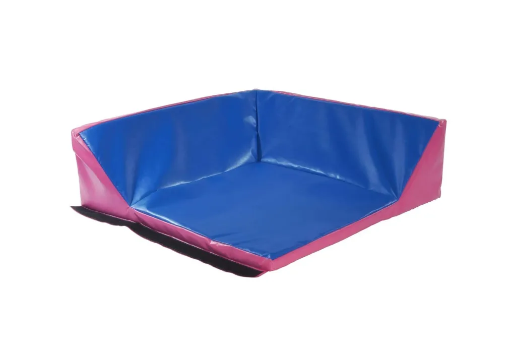 Square blue mat with pink outer sides, foam core and phthalates free PVC cover, three raised edges and a black hook-and-loop flap.