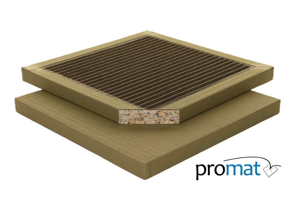 Two stacked judo mats with tatami PVC surface, welded corners, reinforced latex base and a visible chip foam core cross-section.